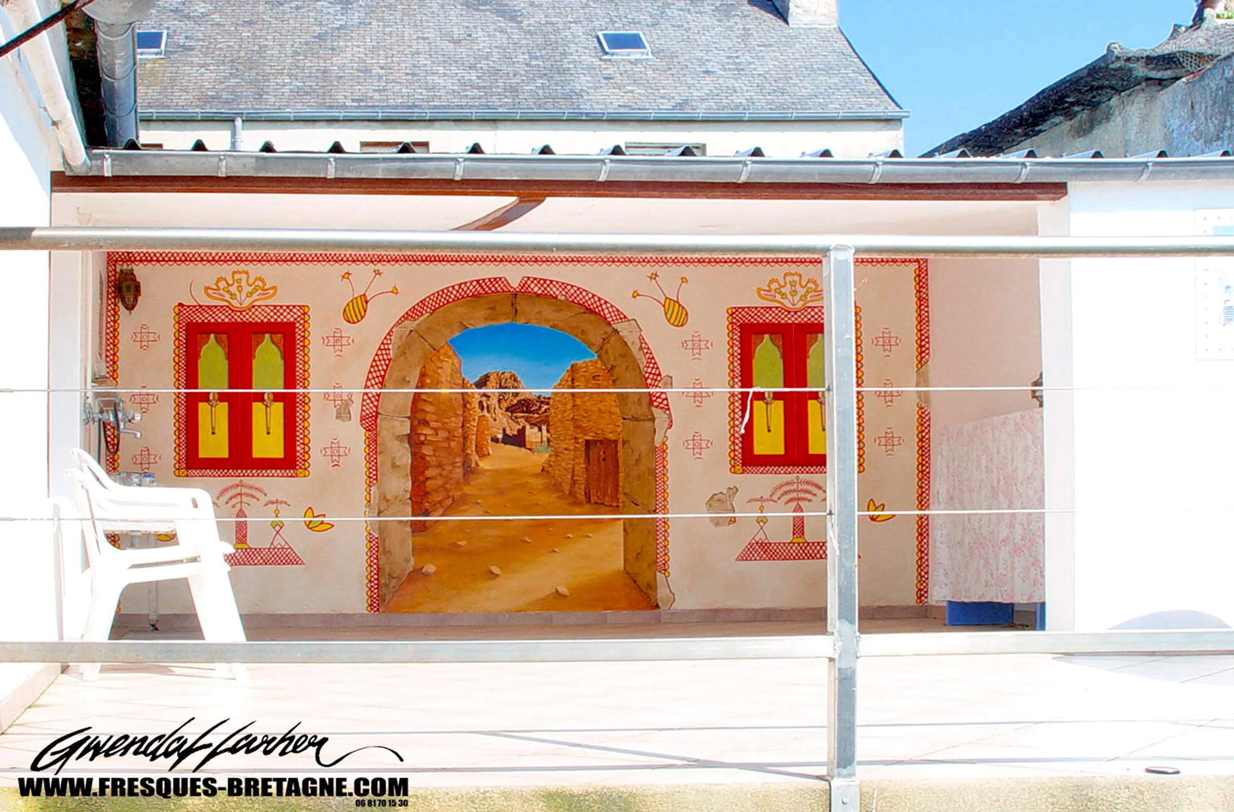 Fresque murale en trompe-l'œil d'inspiration marocaine, décoration de patio à Carantec.
